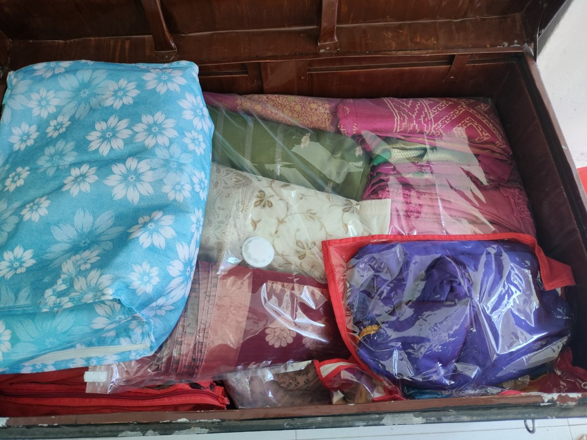 Mrsolivegreen's tweet photo. Trunk full of sarees #sixyardsofpuregrace https://t.co/46HCw9fr4e