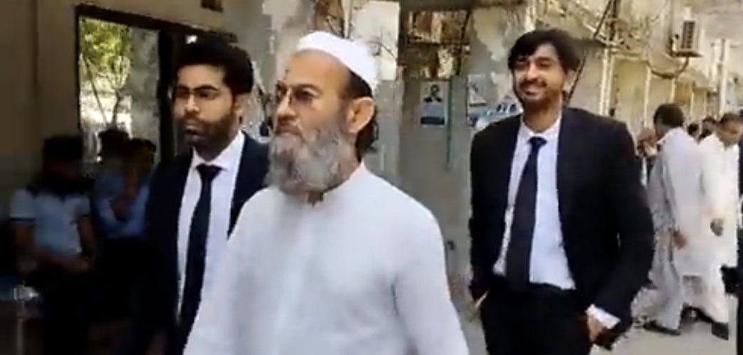 شعبدہ گر بھی پہنتے ھیں خطیبوں 
کا لباس
بولتا جہل ہے بدنام خِرد ہوتی ہے