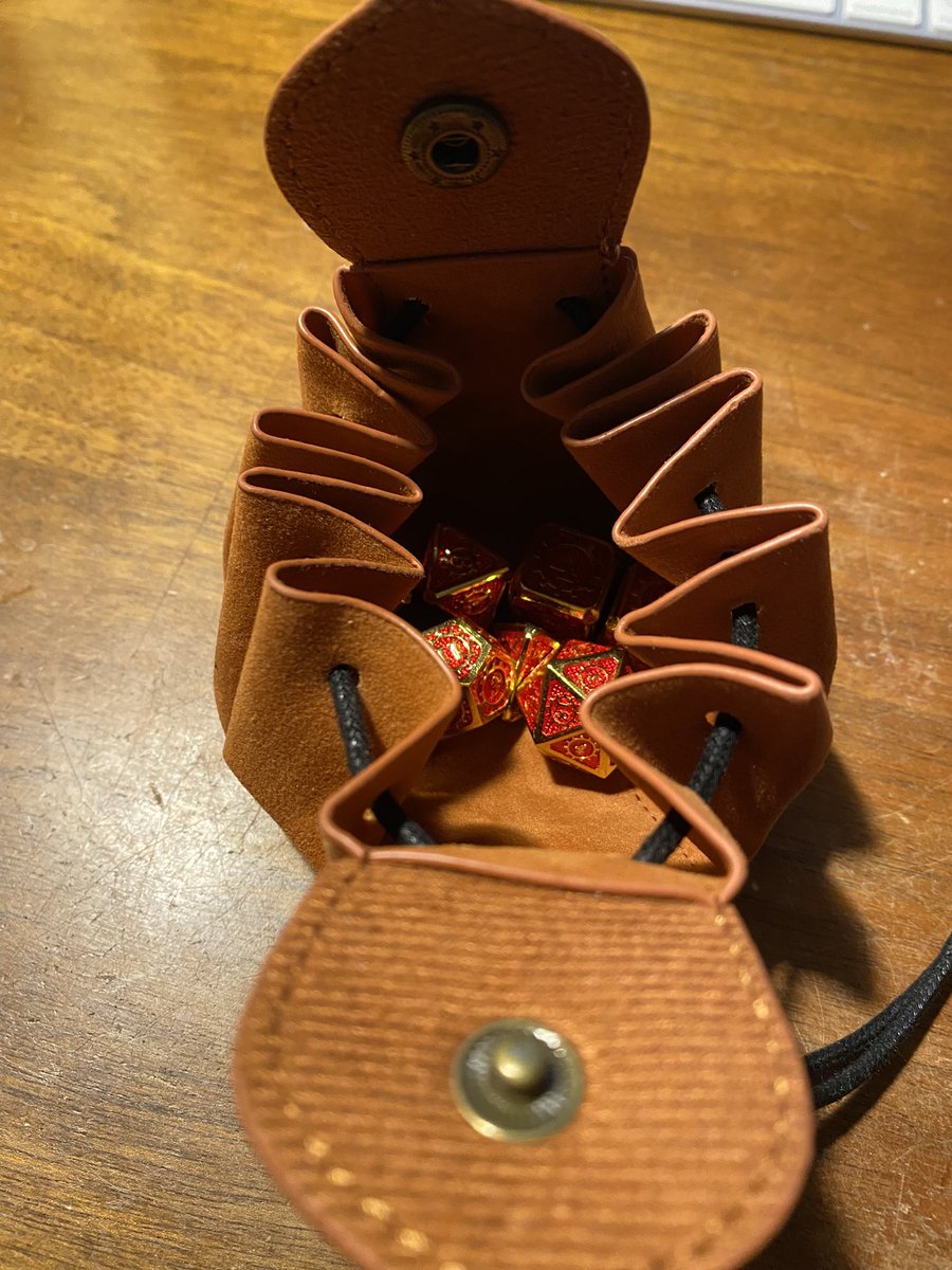 Highopie's tweet photo. Endlich! Nach anderthalb Wochen (gut, Ostern lag dazwischen) sind meine H.O.R.D.E Würfel angekommen. Fühlen sich sehr gut an und der Beutel ist super. #horde #wildehorde #horde2 @GrnkShop https://t.co/MqQi9GrDGW