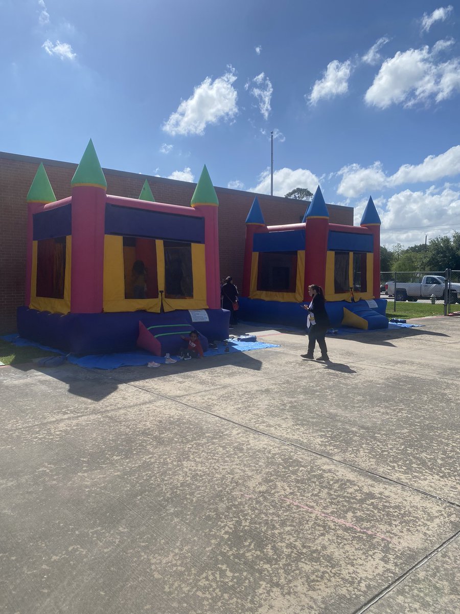 bjdeleon4's tweet photo. Thank you parent volunteers and PTO for helping us celebrate students with perfect attendance for the 3rd 9weeks of school. They enjoyed the bounce house! @PattyWillis1 @shinebrightPat @SarahSutter8 @AldineISD @GarciaLeza_AISD #MEMCGL @Primary_AISD https://t.co/5lcdfYDcDT