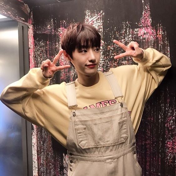 Koreaboo's tweet photo. Happy Birthday to Golden Child's wonderful, TAG! 🎂
We are looking forward to spoiling you with lots of love today. You are such an inspiration to many, and never forget how much GOLDENNESS cherish you. 
We love you! 💛
#4월에_피어난_골드니스의_꿈_손영택 #Forever_YOUNGTAEK_Day https://t.co/SnOee5hPmX