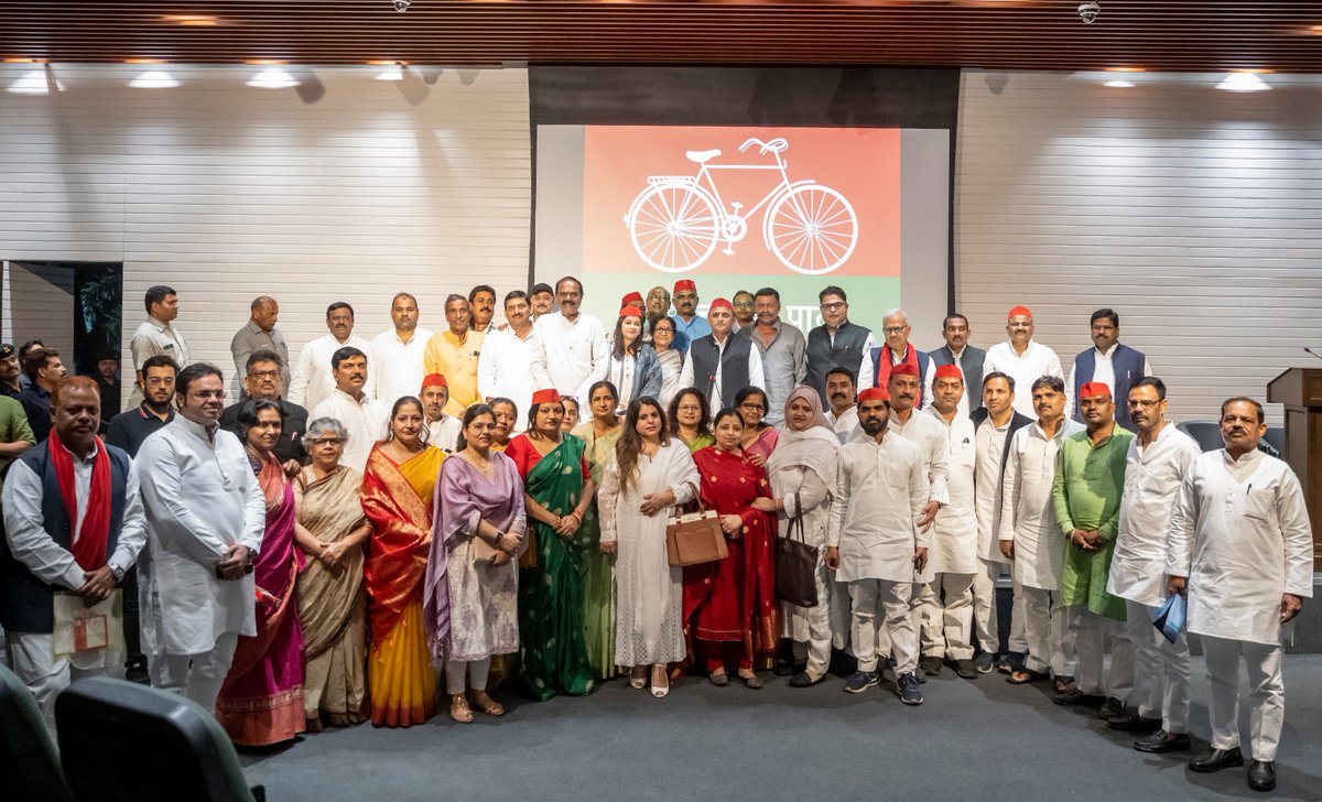 samajwadiparty's tweet photo. माननीय राष्ट्रीय अध्यक्ष श्री अखिलेश यादव जी ने सपा कार्यालय में नगर निकाय चुनाव को लेकर लखनऊ के नेताओं व मेयर पद के आवेदकों के साथ की बैठक। https://t.co/nCF8pj1zzi