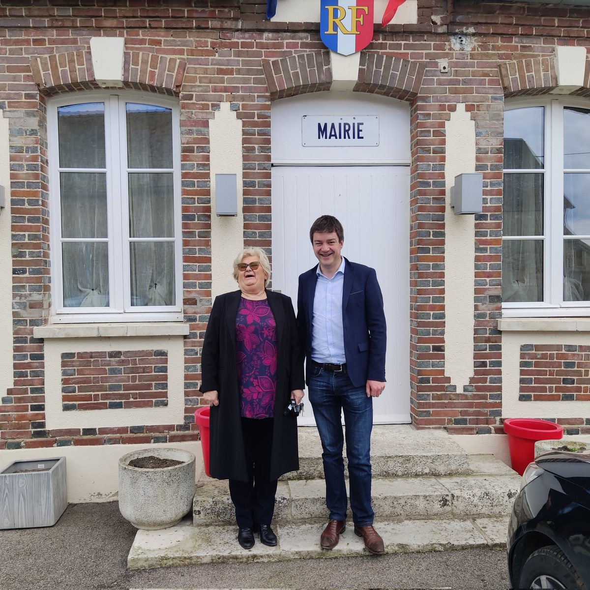 T_Houssin's tweet photo. 🏛️ Il y a quelques jours, je suis venu à la rencontre de Dominique Desjardins, Maire de la charmante commune de #Rouvray.
Projets de la commune, visite du village et échanges autour de différents sujets locaux auront été à l'ordre du jour. https://t.co/Nvs1m7dcPW