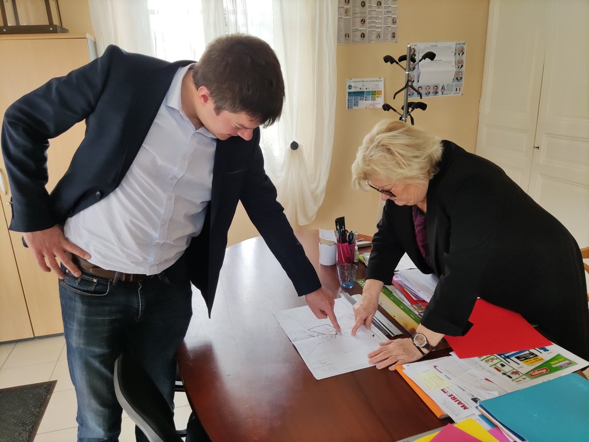 T_Houssin's tweet photo. 🏛️ Il y a quelques jours, je suis venu à la rencontre de Dominique Desjardins, Maire de la charmante commune de #Rouvray.
Projets de la commune, visite du village et échanges autour de différents sujets locaux auront été à l'ordre du jour. https://t.co/Nvs1m7dcPW