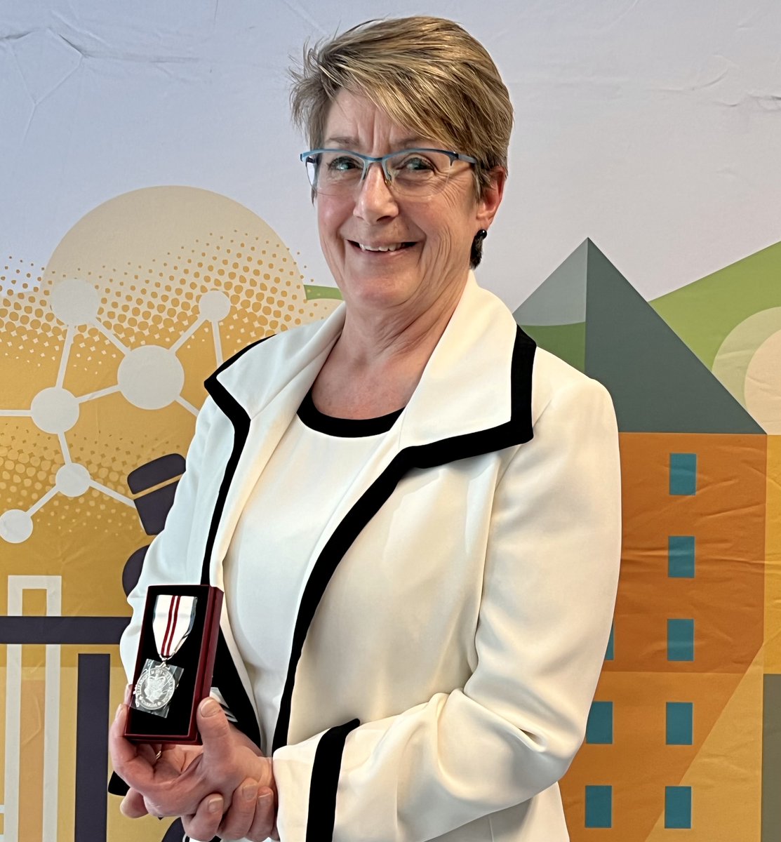 Tracy Wasylak, the Chief Program Officer of AHS' SCN, has been awarded the Queen Elizabeth II Platinum Jubilee Medal, and we extend our heartfelt congratulations to her. Tracy has brought creative & groundbreaking solutions to both the people of Alberta and our healthcare system.