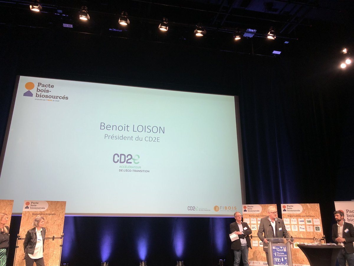 Signature du pacte Bois biosourcés  Hauts-de-France lors du forum bois construction à Lille.