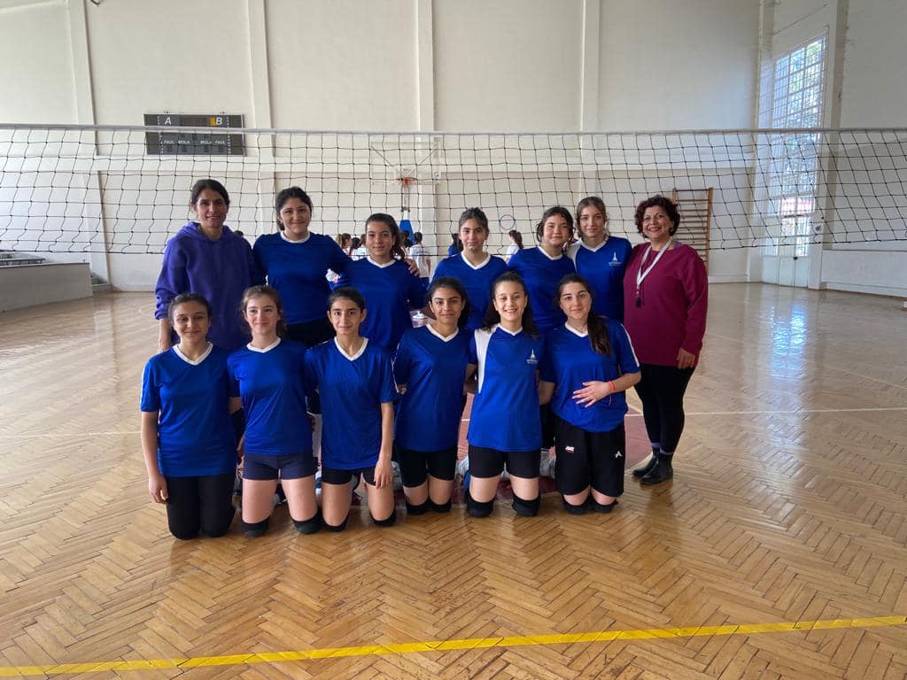 İlçemizde düzenlenen ortaokullar arası Yıldız Kızlar voleybol dalında okulumuz kız voleybol takımı ilçe 4. ‘sü olmuştur.
Öğrencilerimizi, Beden Eğitimi Öğretmenlerimiz Berna Koman ve Emine Karakaş’ı, destek olan velilerimizi tebrik ediyor, başarılarının devamını diliyoruz.