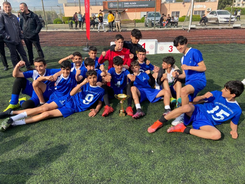 AliagaFatih's tweet photo. Şampiyonluk Kupası Bizim🏆

İlçemizde düzenlenen ortaokullar arası yıldız erkekler futbol dalında  takımımız 1. olarak şampiyon oldu.
Öğrencilerimizi, Beden Eğitimi Öğretmenlerimiz Berna Koman ve Emine Karakaş’ı tebrik ediyor ve başarılarının devamını diliyoruz. https://t.co/hkHBzJIVl3
