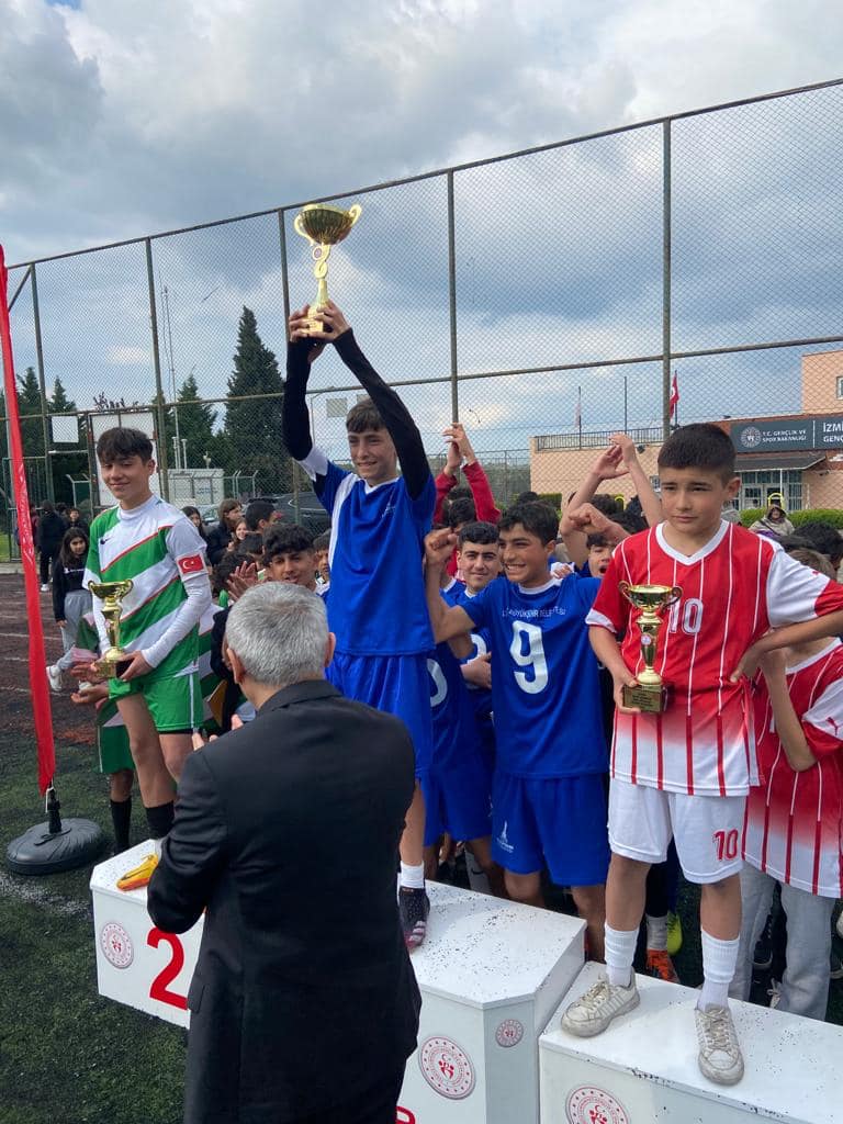 AliagaFatih's tweet photo. Şampiyonluk Kupası Bizim🏆

İlçemizde düzenlenen ortaokullar arası yıldız erkekler futbol dalında  takımımız 1. olarak şampiyon oldu.
Öğrencilerimizi, Beden Eğitimi Öğretmenlerimiz Berna Koman ve Emine Karakaş’ı tebrik ediyor ve başarılarının devamını diliyoruz. https://t.co/hkHBzJIVl3