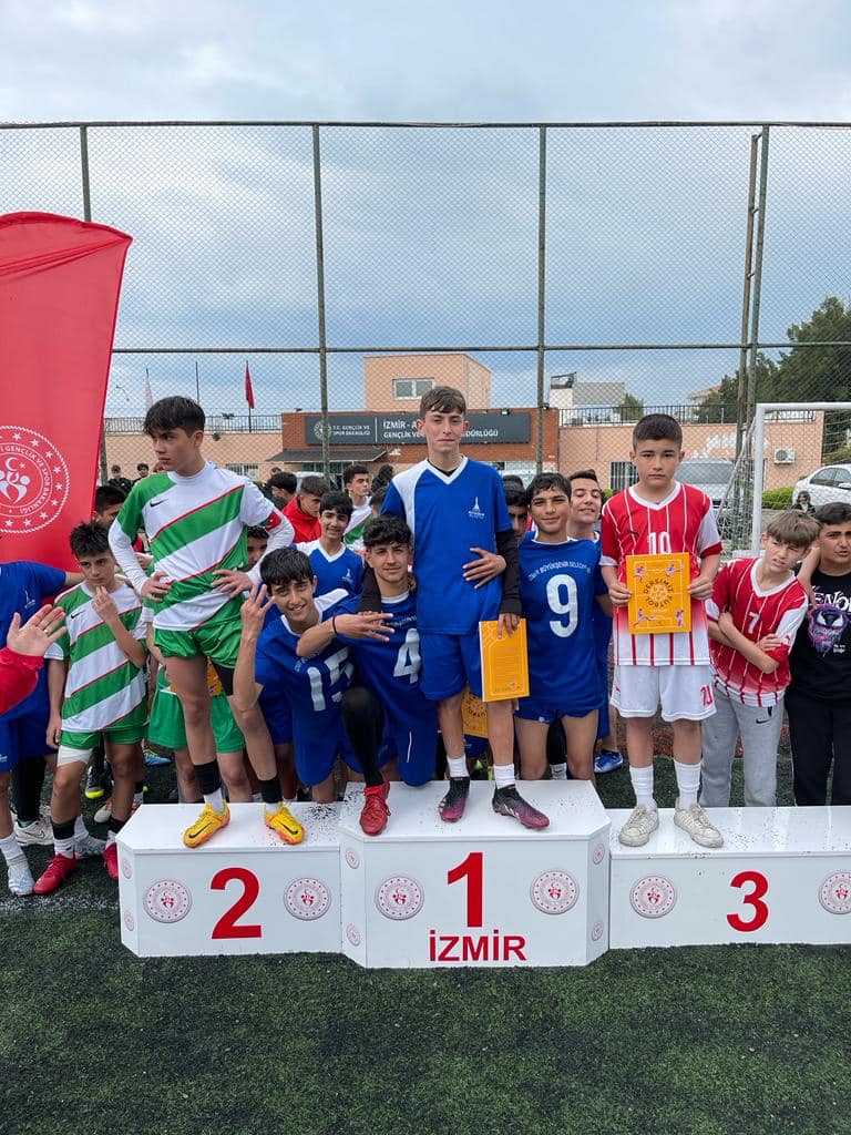 Şampiyonluk Kupası Bizim🏆

İlçemizde düzenlenen ortaokullar arası yıldız erkekler futbol dalında  takımımız 1. olarak şampiyon oldu.
Öğrencilerimizi, Beden Eğitimi Öğretmenlerimiz Berna Koman ve Emine Karakaş’ı tebrik ediyor ve başarılarının devamını diliyoruz.