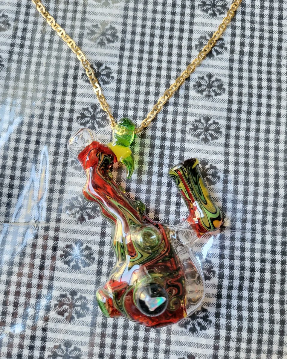 FreewaysGlass's tweet photo. #Pendant #rig up for #Auction on my insta @freewaysart also doing a #giveaway on my insta follow to enter #pendantrig #rasta #opal #tentaclependant #microrig #wigwag #glassart https://t.co/WSgbbQsF71