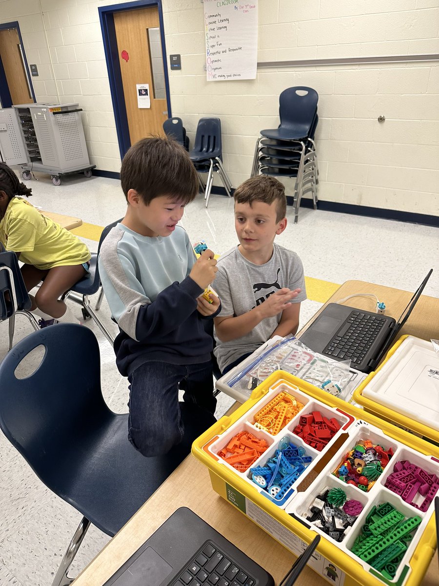 Lchami2's tweet photo. 3rd grade Lego SPIKE steam learning! @fcpsaap @haycockcougar https://t.co/AAn11H7h4Z