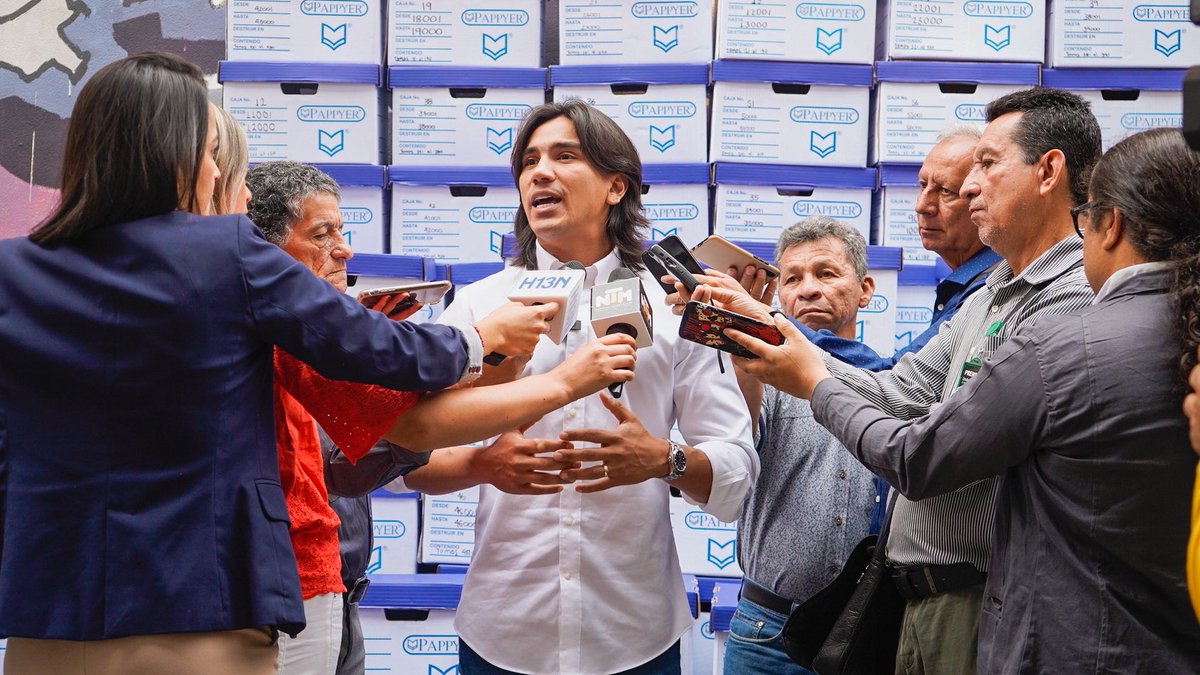 AlbertCorredor's tweet photo. En un mes recolectamos más de 250.000 firmas para avalar mi candidatura a la Alcaldía de Medellín. Un hecho histórico que alcanzamos gracias a los jóvenes de la ciudad, a los que se han sumado empresarios, educadores, grupos de mujeres y personas que creen que #MedellínNosUne. https://t.co/vkP5r5tfFd