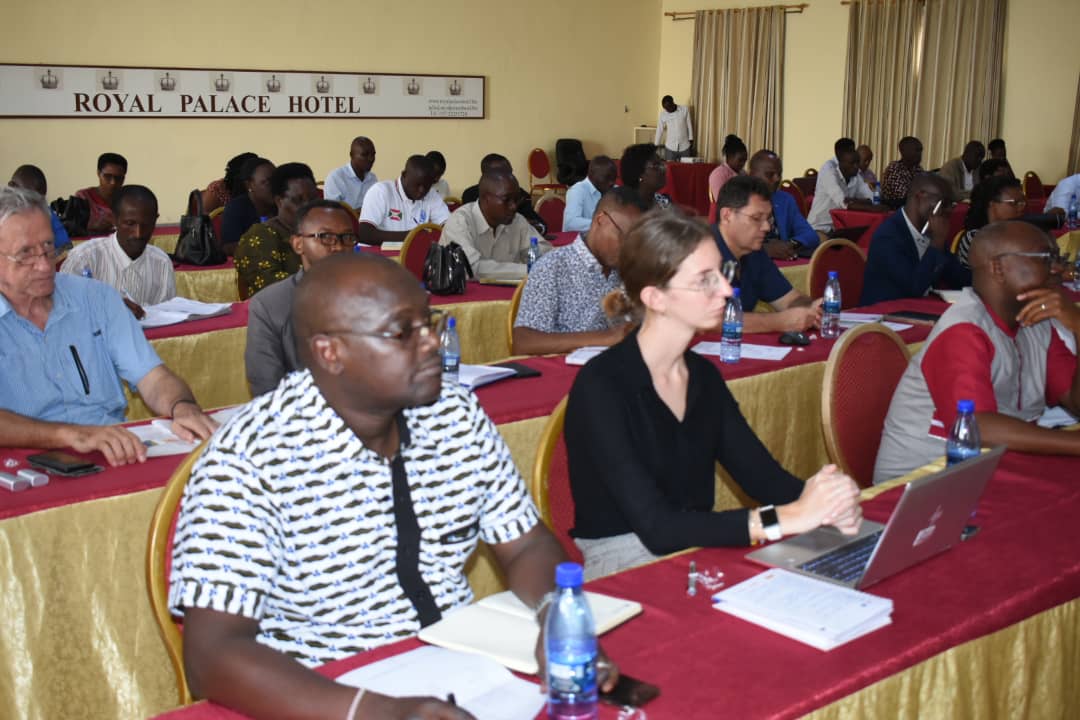 RTNBurundi's tweet photo. Le Groupe Sectoriel Agriculture et Développement Rural #GSADR se réunit pour échanger sur les priorités du gouvernement dans les domaines de la sécurité alimentaire et de l'environnement et sur les missions des groupes thématiques pouvant contribuer au développement durable https://t.co/Y06KSe0S6v