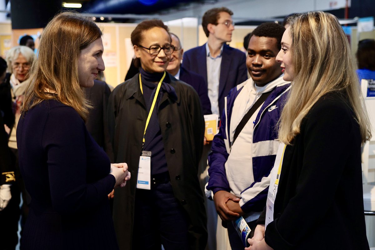 Au salon <a href="/JeunesdAvenirs/">Jeunes d'Avenirs</a> à Montreuil ce matin, j'ai une nouvelle fois rencontré des jeunes déterminés, passionnés et motivés pour trouver un emploi, une formation, une alternance. Notre responsabilité est de les accompagner pour une insertion réussie dans le milieu du travail.