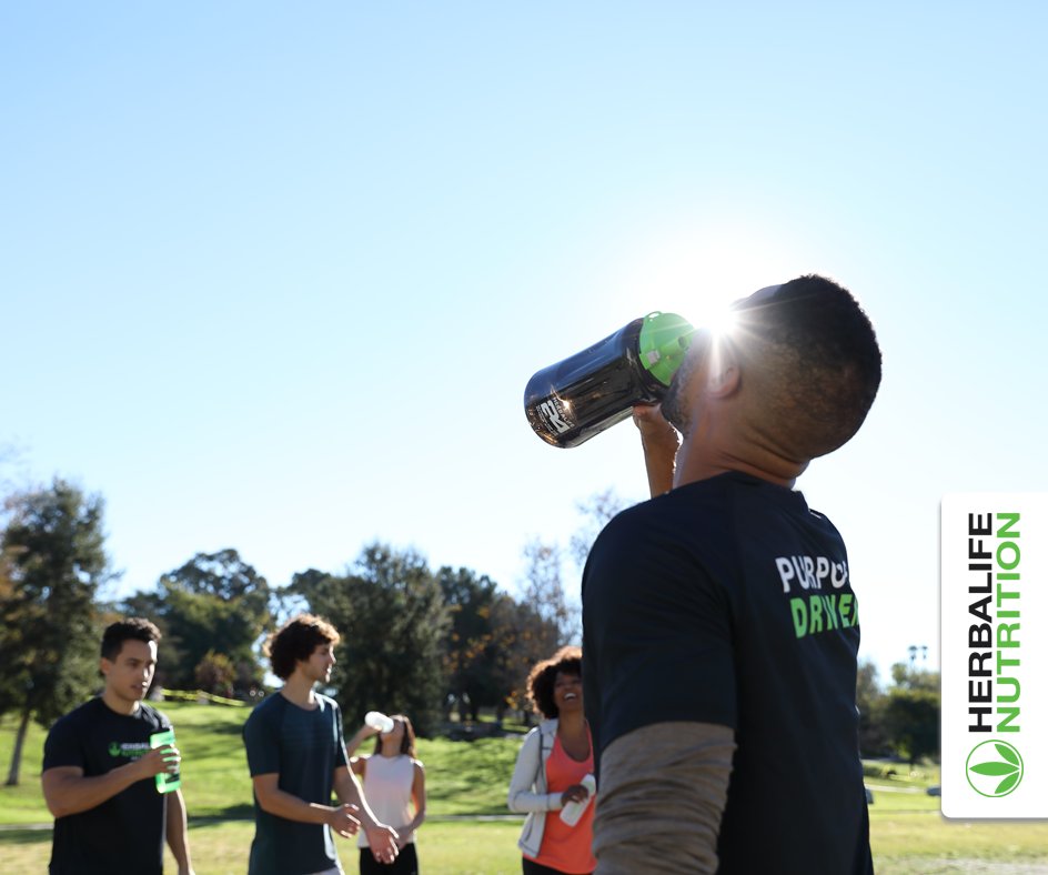 HerbalifeLatino's tweet photo. No debemos esperar a tener sed para beber agua, sino hidratarnos antes, durante y después de hacer deporte. #Tips  🥛💦 https://t.co/iMAHLklRfc