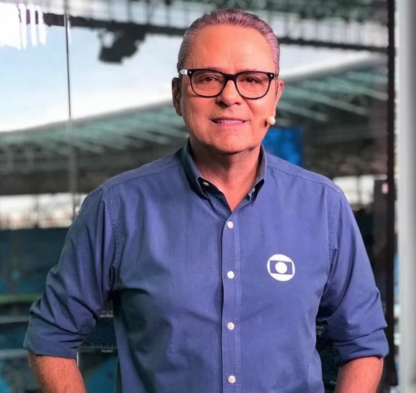 Após críticas, Globo quebra antiga tradição e fará pré-jogo de 20 minutos nos jogos de domingo à tarde.

O Brasileirão entrará no ar na TV aberta às 15h40. É um adiantamento em relação ao que vinha acontecendo, quando as transmissões começavam praticamente com bola rolando.

A