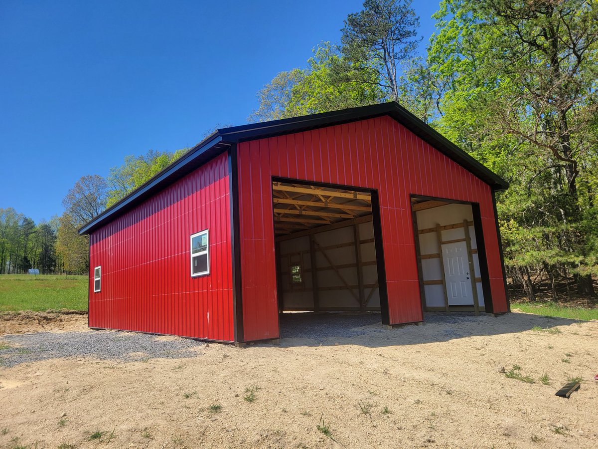 jcarver1985's tweet photo. 30x40x13 2 frame outs, 1 man door, 4 windows, fully insulated, with a 1ft finished overhang built in Birchwood TN. 
#JCPoleBarns #SummertownMetals #PoleBarns #PostFrameBuilding #BirchwoodTN https://t.co/oC4qfkSvrA