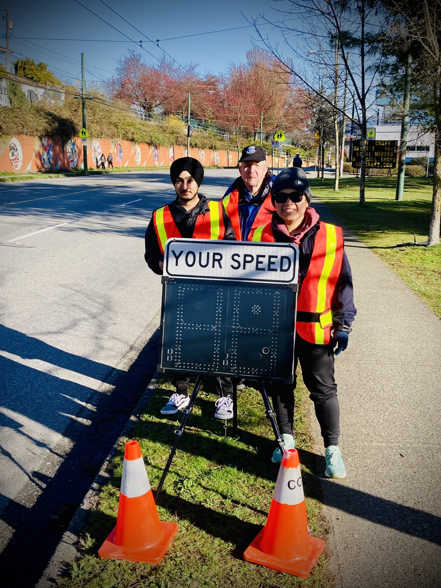 Great to see @CollingwoodCPC Speed Watch #VPD Volunteers along Commercial drive by @Stratford_Hall reminding drivers @VPDTrafficUnit to slow down @CityofVancouver pilot to reduce speed limits in 9 school zones near busy streets. #VisionZero #VanTraffic #NoNeedForSpeed @icbc