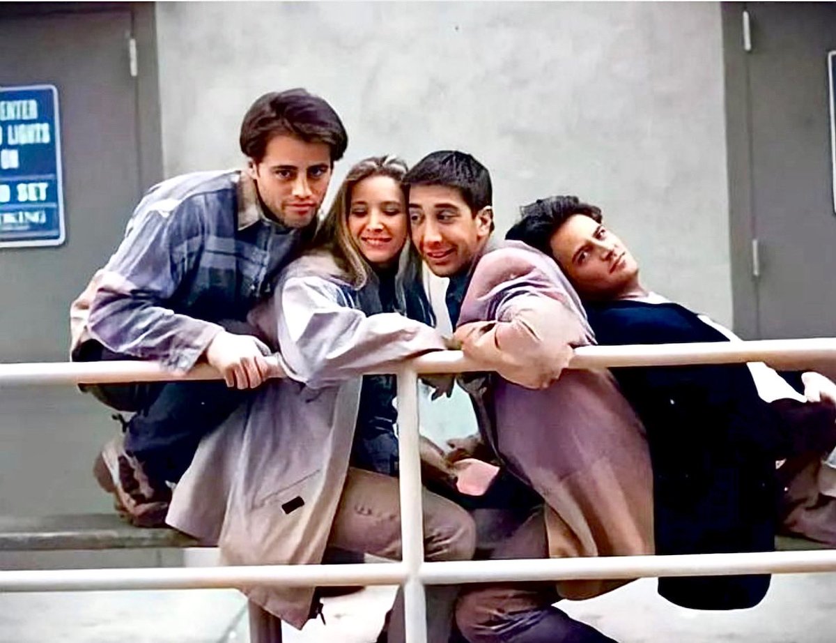 JeffreyKlarik's tweet photo. BTS photo shoot outside STAGE 24 @FriendsTV https://t.co/BCyxNdAnJM
