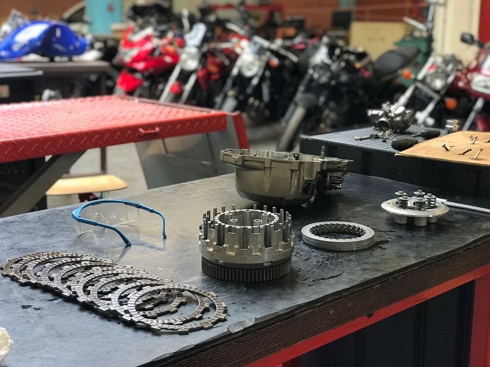R0bertAndrew's tweet photo. Séance de Tp atelier ce mercredi pour les élèves de Bac pro motocycle...Après une seconde bac pro MV, avec les trois options de la famille de métier (VP, VTR, MC), les élèves choisissent une spécialité pour la première et la terminale Bac pro.
#bacpromv #motocycle #lycéelavoisier https://t.co/pVx98NSMKb
