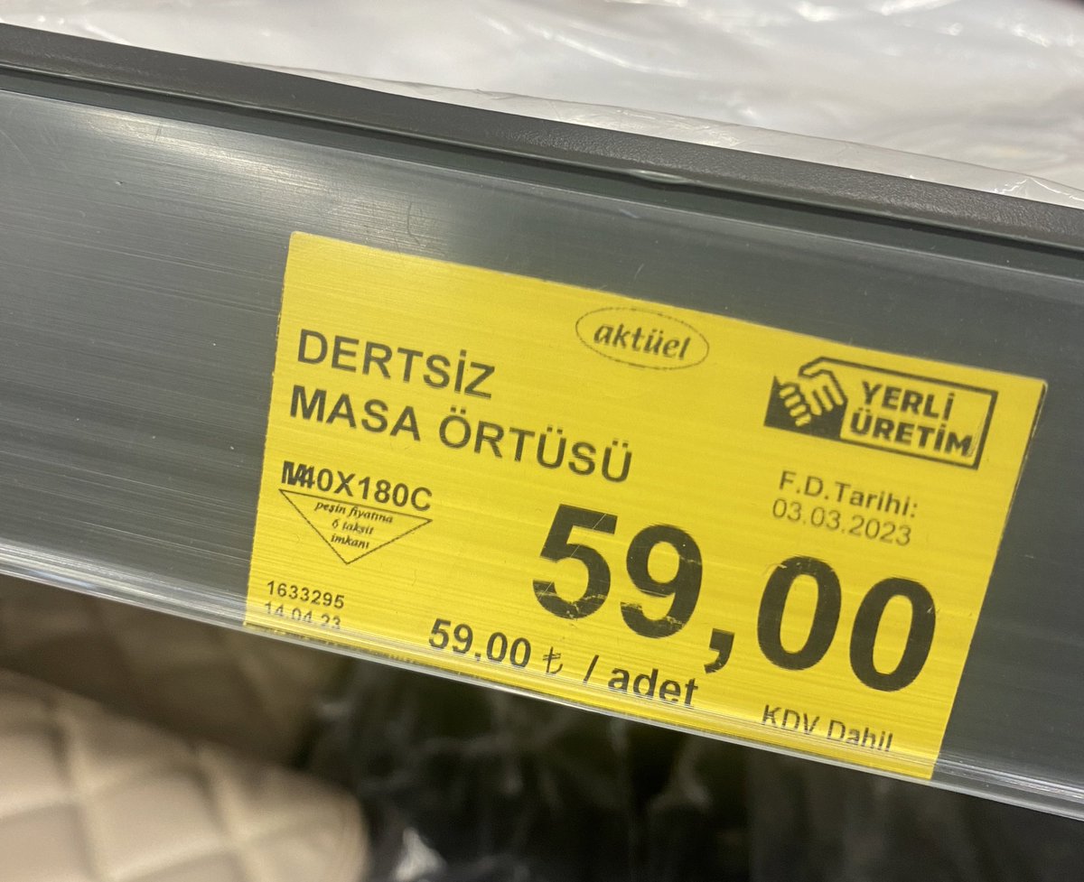 HalimenurBayram's tweet photo. Masa örtüsü bile dertsiz 🥴 https://t.co/lWM0MQtg3j