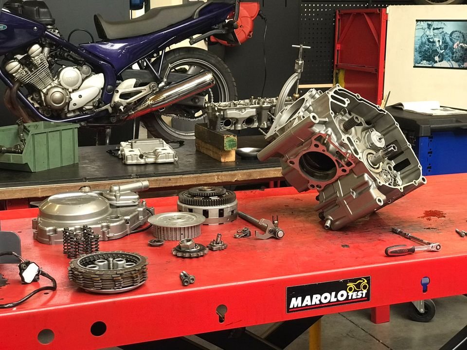 R0bertAndrew's tweet photo. Séance de Tp atelier ce mercredi pour les élèves de Bac pro motocycle...Après une seconde bac pro MV, avec les trois options de la famille de métier (VP, VTR, MC), les élèves choisissent une spécialité pour la première et la terminale Bac pro.
#bacpromv #motocycle #lycéelavoisier https://t.co/pVx98NSMKb