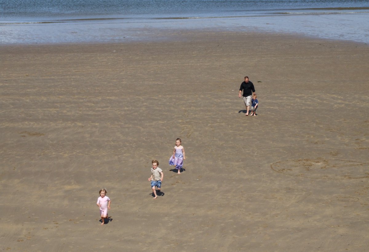 Yn nifer o uchafbwyntiau fy mywyd, mae fy mhocedi yn hanner llawn cregyn môr.

In my life's highlight reel will be many scenes in which my pockets are half full of seashells.

#Cymru #Wales