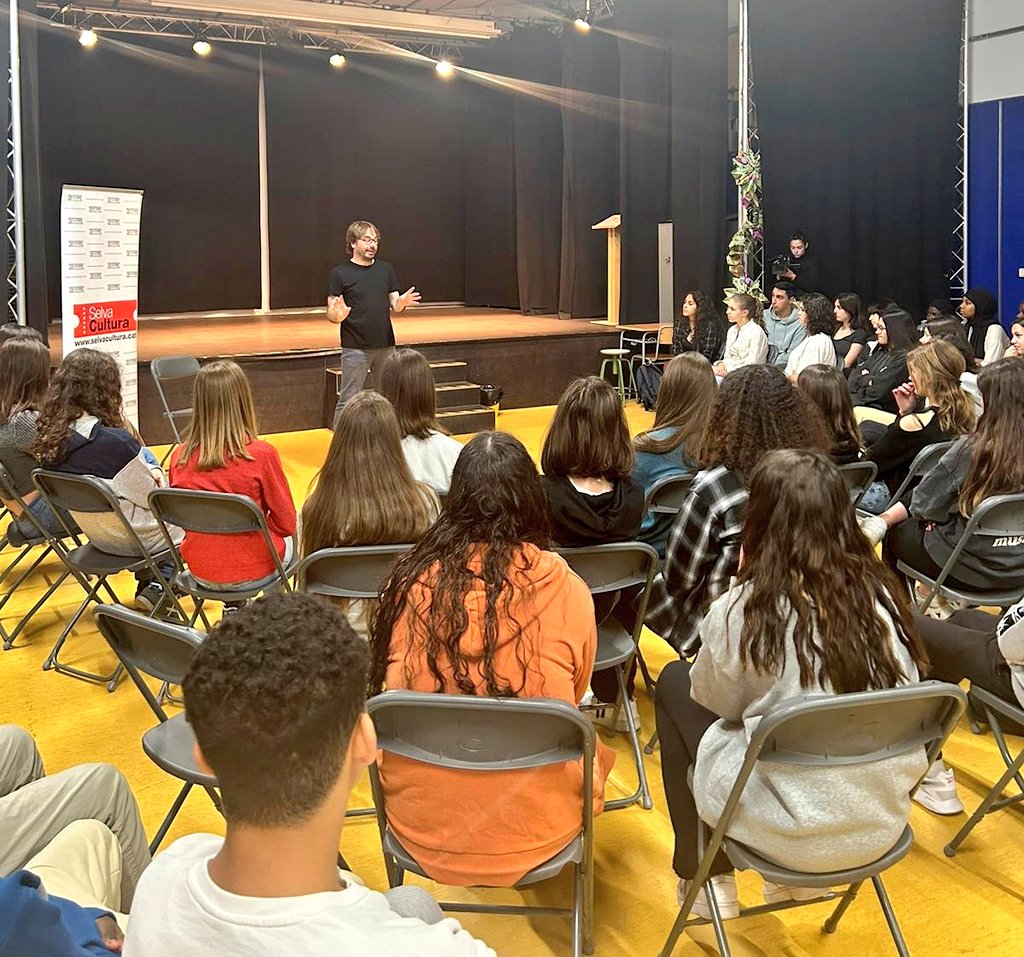 Avui hem tingut el privilegi d'assistir a la masterclass que <a href="/QuimMasferrer/">Quim Masferrer</a> ha fet al nostre institut gràcies al projecte de <a href="/comarcaselva/">ComarcaSelva</a> <a href="/arbucies/">Ajuntament Arbúcies</a> <a href="/DiputacioGirona/">Diputació de Girona</a> <a href="/Instimontsoriu/">Institut Montsoriu</a> <a href="/ojlaselva/">Oficina Jove la Selva</a> <a href="/TdGuerrilla/">GUERRILLA PRODUCCIONS</a>