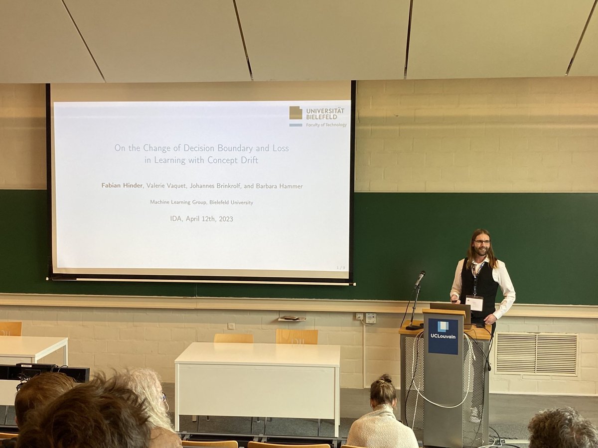 HammerLabML's tweet photo. #ConceptDrift deep dive 🤿: Fabian Hinder @ida_symposia, diving into the math behind drift detection based on interleaved test-train error. The 🍒 on top: empirical evidence to back up theoretical findings. Want to learn more? Check out the paper @arxiv: https://t.co/dJSLlWiesQ https://t.co/3Lfc9MYuVV