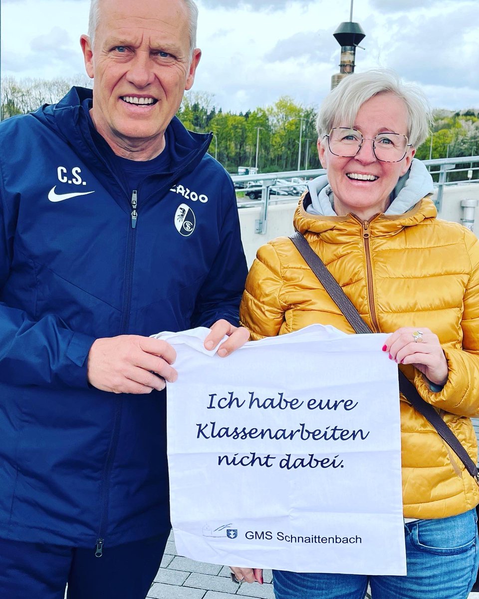 #theWalkingBag - ein Gag, der sich im analogen Lehrerzimmer meiner Schule verbreitet hat. Wer wegfährt, schickt ein Foto mit unserem Stoffbeutel. 
Heute grüße ich mit jemandem, den ich in #Freiburg getroffen habe, ganz herzlich auch alle Kolleg:innen im #twlz!
