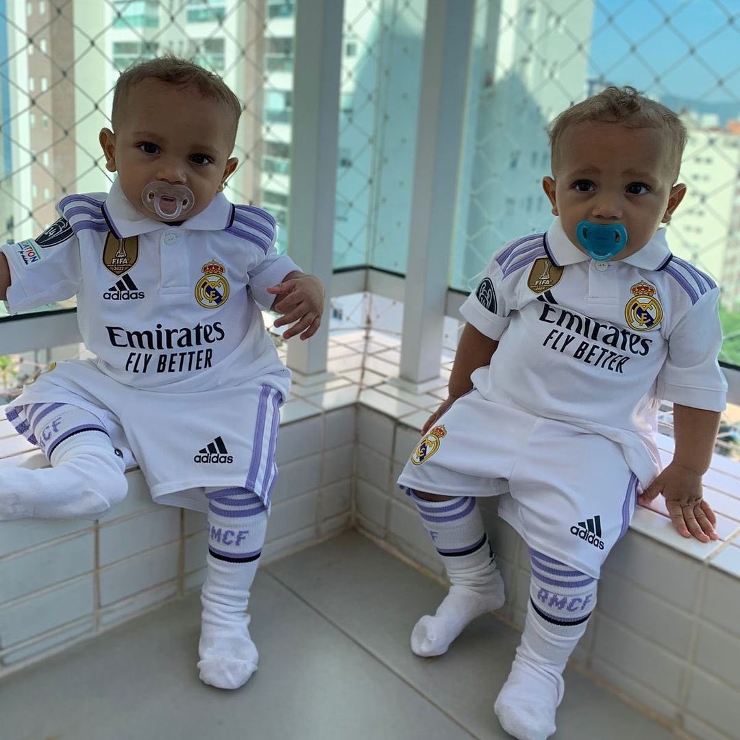 AdriRM33's tweet photo. Los hijos de Rodrygo Goes preparados para apoyar a su padre esta noche. 🤍 https://t.co/gKASnPcwnK