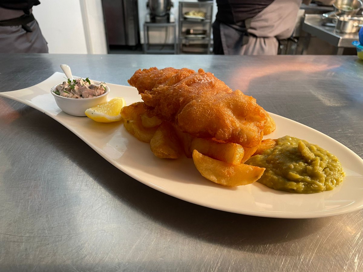 Love_Signatures's tweet image. You can&apos;t beat a classic...
&apos;Fish &amp;amp; Chips&apos; ❤️ look at that crispy batter made with @WXM_Lager 
#fishandChips #lunchmenu #conwy #NorthWales #familybusiness
