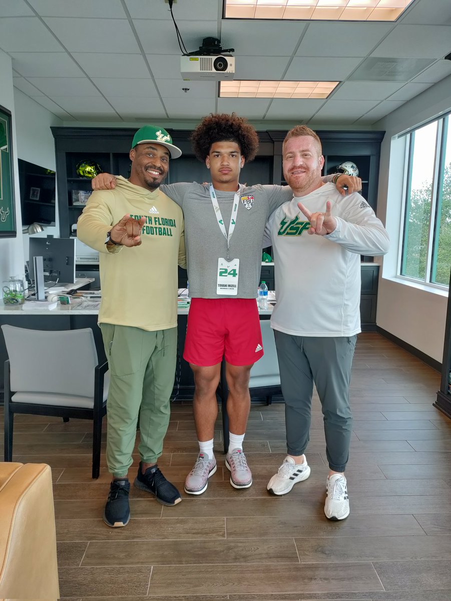 TovaniMizell's tweet photo. Had a great time at the University of South Florida!!! I'd like to thank the coaches &amp; staff for a great visit!! #GoBulls #AGTG @CoachGolesh @Coach_Merritt @jaylanthomas3 @USFFootball https://t.co/3LHB4uggWK