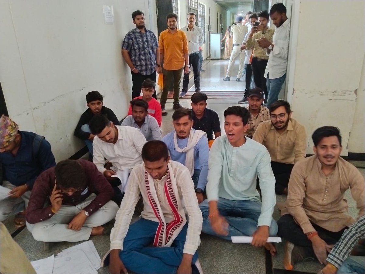 abvpcg's tweet photo. BHMS फाइनल ईयर छात्रों की परीक्षा परिणाम से संबंधित समस्याओं को लेकर ABVP द्वारा प्रदेश मंत्री @cgmanojvaishnav के नेतृत्व में पं. दीनदयाल उपाध्याय स्मृति स्वास्थ्य विज्ञान एवं आयुष विश्वविद्यालय, रायपुर में प्रदर्शन किया गया। 
#ABVPForStudents https://t.co/xt5Zmy6tlu