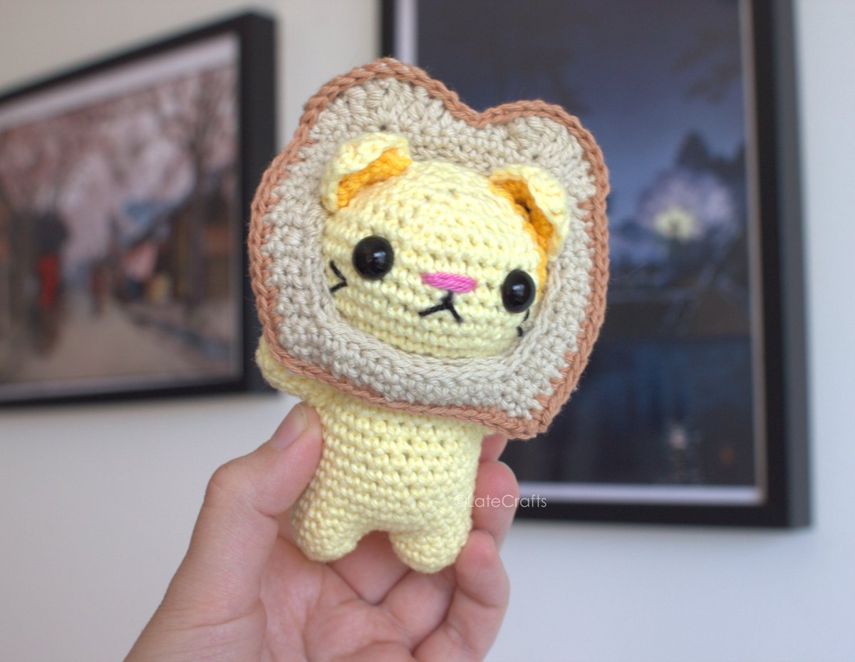 LateCrafts's tweet photo. My brother asked if I could make a cat sticking its head through bread slice. Here is bread kitty!
What  do you think about her? I was thinking about writing a pattern for the  bread kitty. I'm, however, unsure if she's cute enough 🤔 do tell me  what you think!

#amigurumi https://t.co/uENRNRQPdk