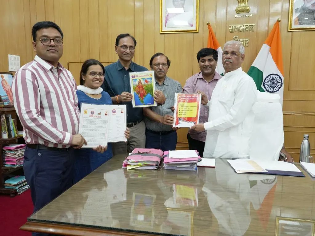 NMO बिहार द्वारा द्वितीय मां जानकी स्वास्थ्य यात्रा के सिलसिले में नए राज्यपाल महामहिम राजेंद्र अर्लेकर जी का राजभवन जाकर अभिनंदन किया गया और मां जानकी यात्रा के शुभकामना संदेश प्रेषित करने का आग्रह किया गया 

🙏🕉️
धन्यवाद