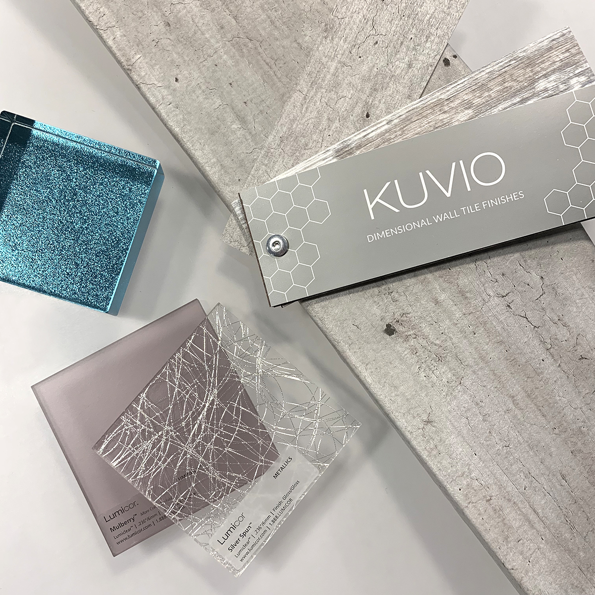 Kuvio and Resin are a match made in heaven! 🥰 Pair a wall of Kuvio tiles with Resin partitions, table tops, or other installations.