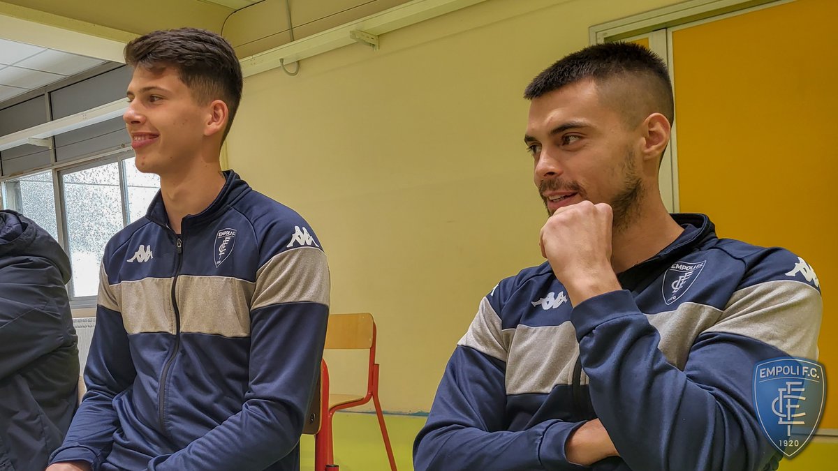EmpoliFC's tweet photo. #ScuolaDelTifo 📸📸📸📸
Questo pomeriggio Alberto Grassi e Lovro Stubljar hanno fatto visita agli alunni della Scuola Primaria Sibilla Aleramo di #Spicchio, in un nuovo incontro del progetto portato avanti dall'Empoli con l'Unione Clubs Azzurri https://t.co/JfkaJ53gHU