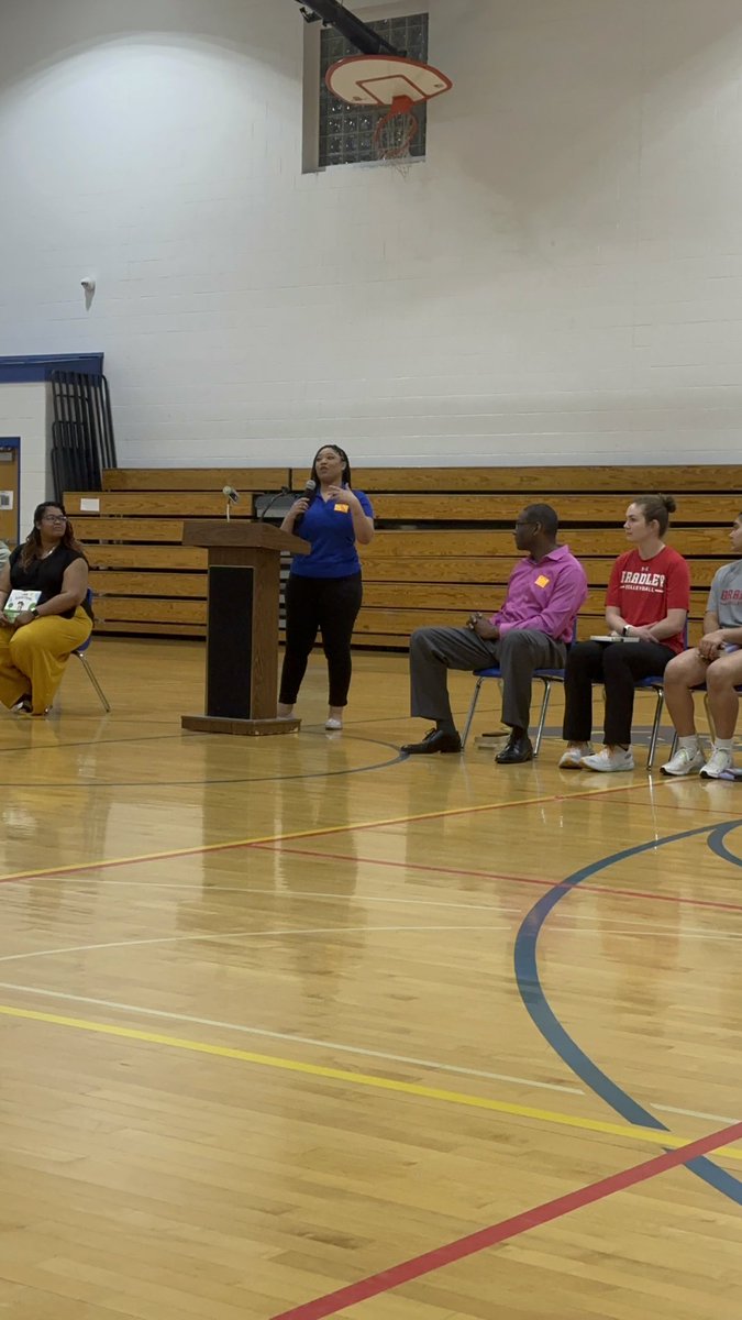 ShelbeyRoberts's tweet photo. Readers are leaders!💙📚 Thank you to the Pleasant Valley Panthers for inviting me to speak at your reading assembly today! These 4th through 8th graders were exceptionally attentive as we talked about books we’ve enjoyed and the way reading plays a role in our lives! #CIProud https://t.co/Km0bsInpYR