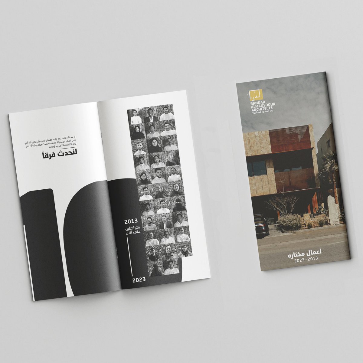BAlmansoour's tweet photo. يسعدني أن أقدم لكم ملف الأعمال المعمارية *أعمال  مختارة 2023* لحصيلة من رف التجارب

يقول العبقري انشتاين "في المدرسة يعلمونك الدرس ثم يختبرونك, اما الحياة فتختبرك ثم تعلمك الدرس." لذا التجارب لا تقرأ في الكتب.
والفاحص يرى أن المعرفة في العمارة تصوبها وتنقيها التجارب. و المعماريون متفاوتين في أعمالهم ليس بمقياس تجاربهم فحسب لكن بمقياس فهمهم لتلك التجارب. ومما ينبغي أن يوضع في الاعتبار ثقل التجارب لا عددها. و الممارس سيجد أن المعلومة ليست المعرفة انما مصدر المعرفة الوحيد يكاد يكون التجربة والخبرة. وما يجعل الأمر أكثر متعة ومشقة في كون العمارة لطبيعتها تحتاج إلى عمر لمشاهدة نتائجها دع عنك الإتعاض من دروسها.
——————————————————
هذه حصيلة 10 سنوات وأولى براعم الممارسة 

——————————————————

للتحميل
https://t.co/ye6gAwNAxH

لطلب نسخة مطبوعة
https://t.co/Eh6BZHPcGR