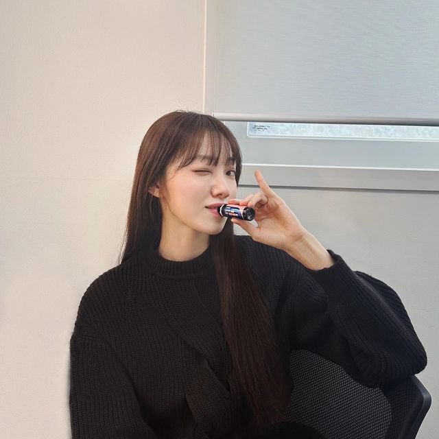 ᅟ
✨ — em uma tentativa de hábitos saudáveis após pessoas próximas insistirem, adicionei tomar vitaminas a minha rotina. Conheço que o gosto não é dos melhores, mas faço esse esforço em busca de um pouco de imunidade. 
ᅟ