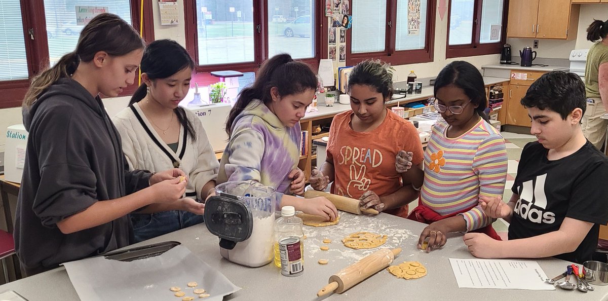 GHMSFCCLA's tweet photo. Happy Birthday Darcy! Our FCCLA students made Darcy some yummy treats for her birthday!  @SCSD_GMS https://t.co/IxHP8FhVGd