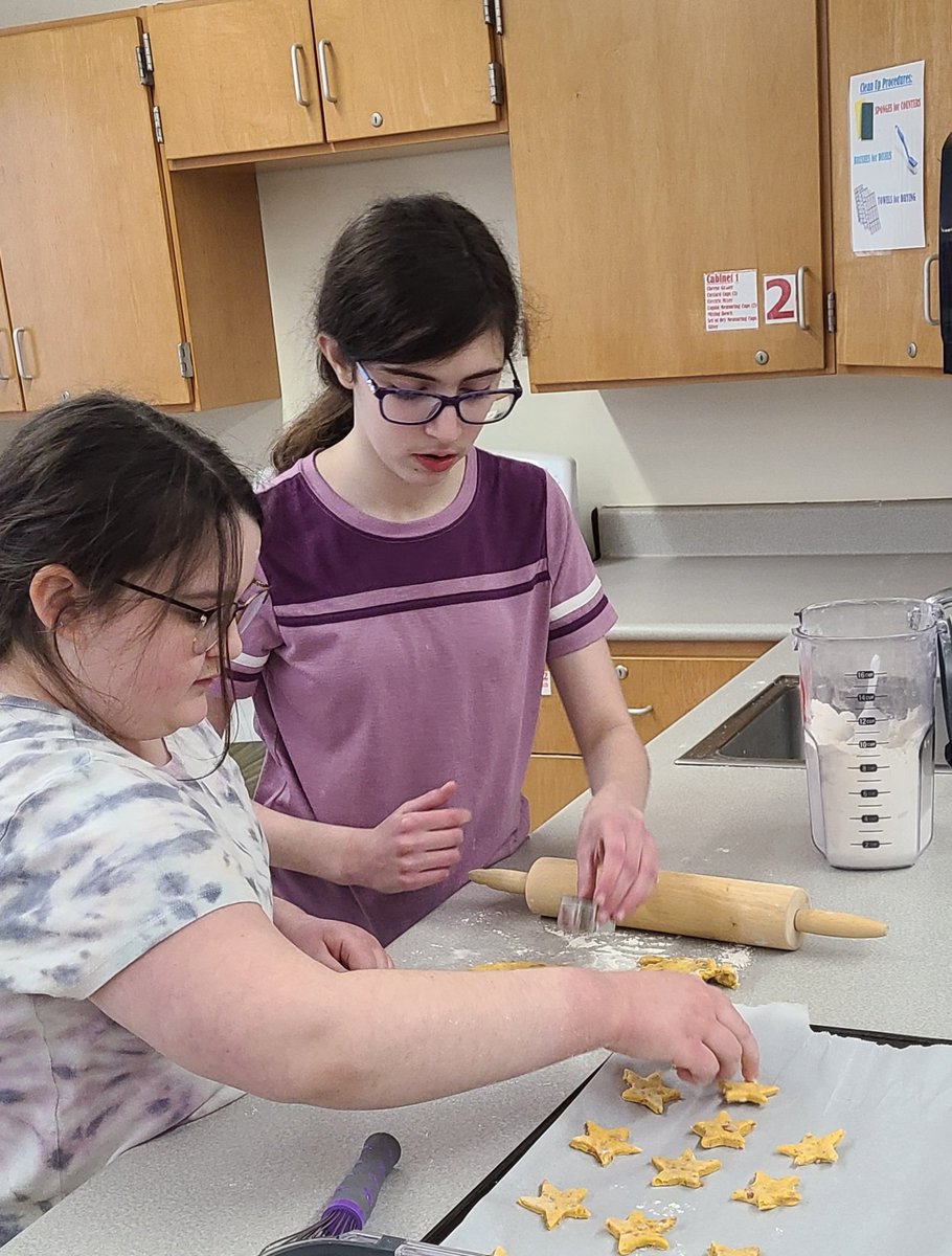 GHMSFCCLA's tweet photo. Happy Birthday Darcy! Our FCCLA students made Darcy some yummy treats for her birthday!  @SCSD_GMS https://t.co/IxHP8FhVGd