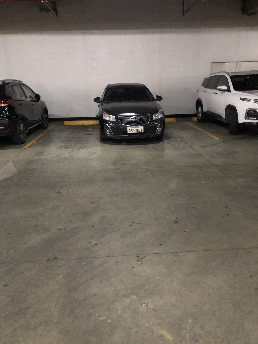 Mira <a href="/DiegoArcos14/">𝒟𝑖𝑒𝑔𝑜 𝒜𝑟𝑐𝑜𝑠 𝒮𝑎𝑎𝑣𝑒𝑑𝑟𝑎</a> es Guayaco en el <a href="/malldelpacifico/">Mall del Pacifico</a> de #Manta, hay que hacer un curso de cómo parquearse entre las líneas #MalParqueadoECU