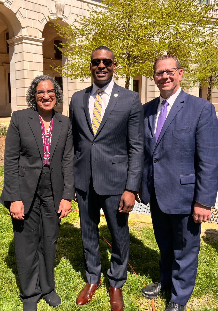 CARB_EO's tweet photo. Chair Randolph &amp; I were thrilled to join @EPAMichaelRegan as they propose stronger #GHG rules for cars &amp; trucks in the U.S. @AirResources is committed to partnering with @EPA to build a #ZeroEmission future &amp; healthier climate for all. https://t.co/oeDXz6BE1B