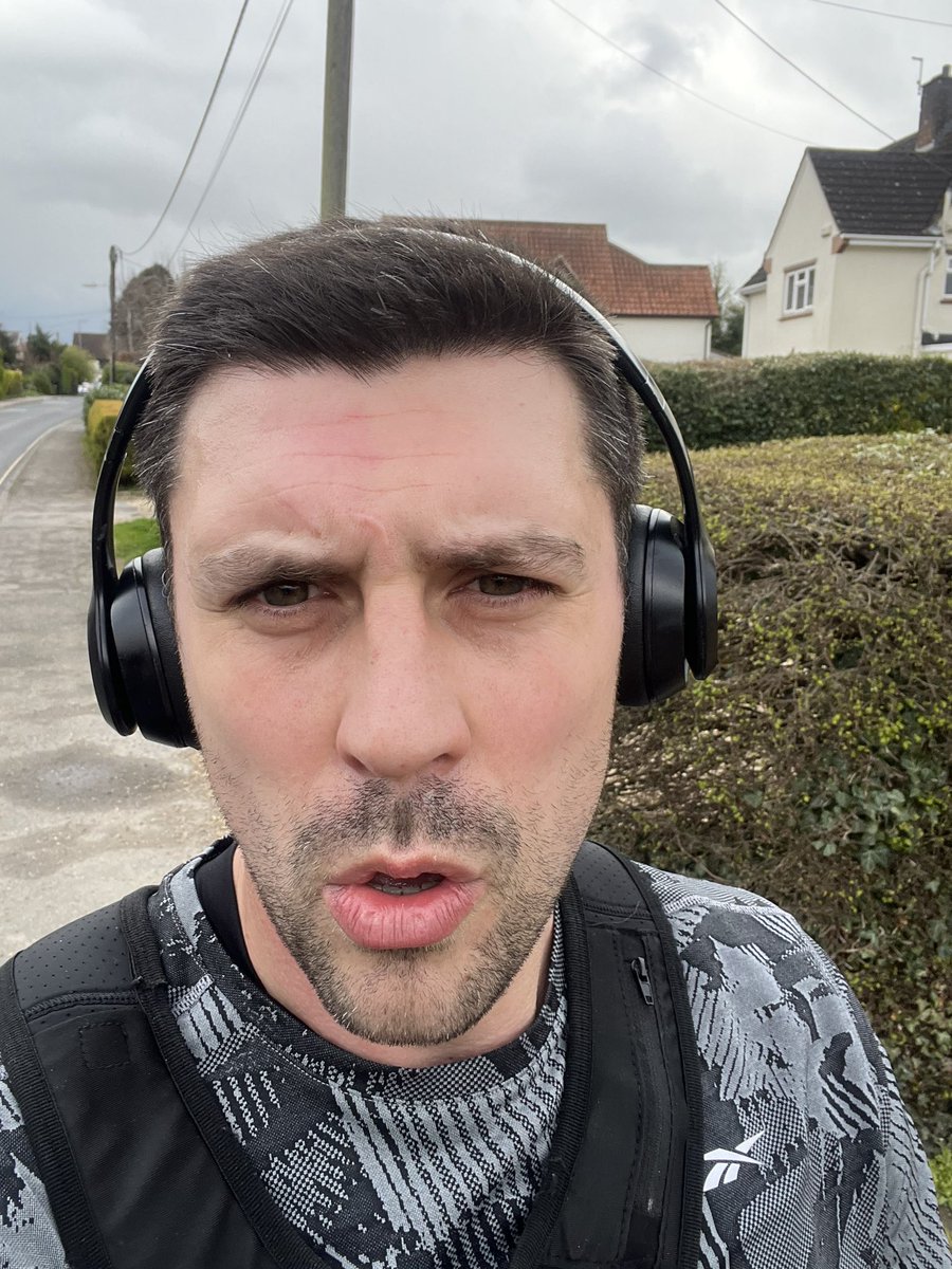 seanmarks10's tweet photo. Running towards a hurricane 👴🏻🏃🏻‍♂️💨 #windyhell #oldmanrunning what a soundtrack to run to though @FatboySlim https://t.co/N5SexD76ct