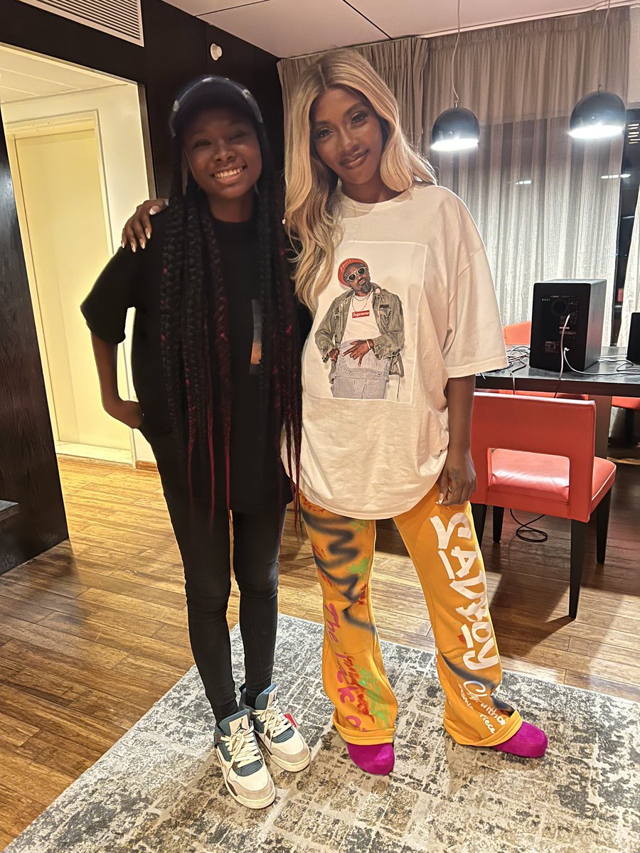 Konstance001's tweet photo. God bless the Queen👸🏽❤️
@TiwaSavage https://t.co/ljaI7GZJrq