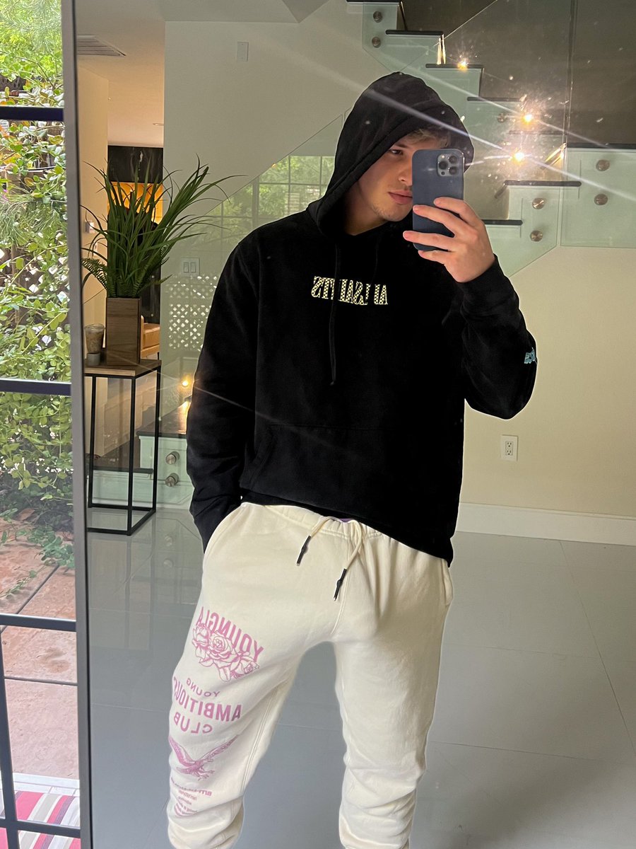 jackedespon's tweet photo. what should i take off first https://t.co/UfbZ7ZEf8f