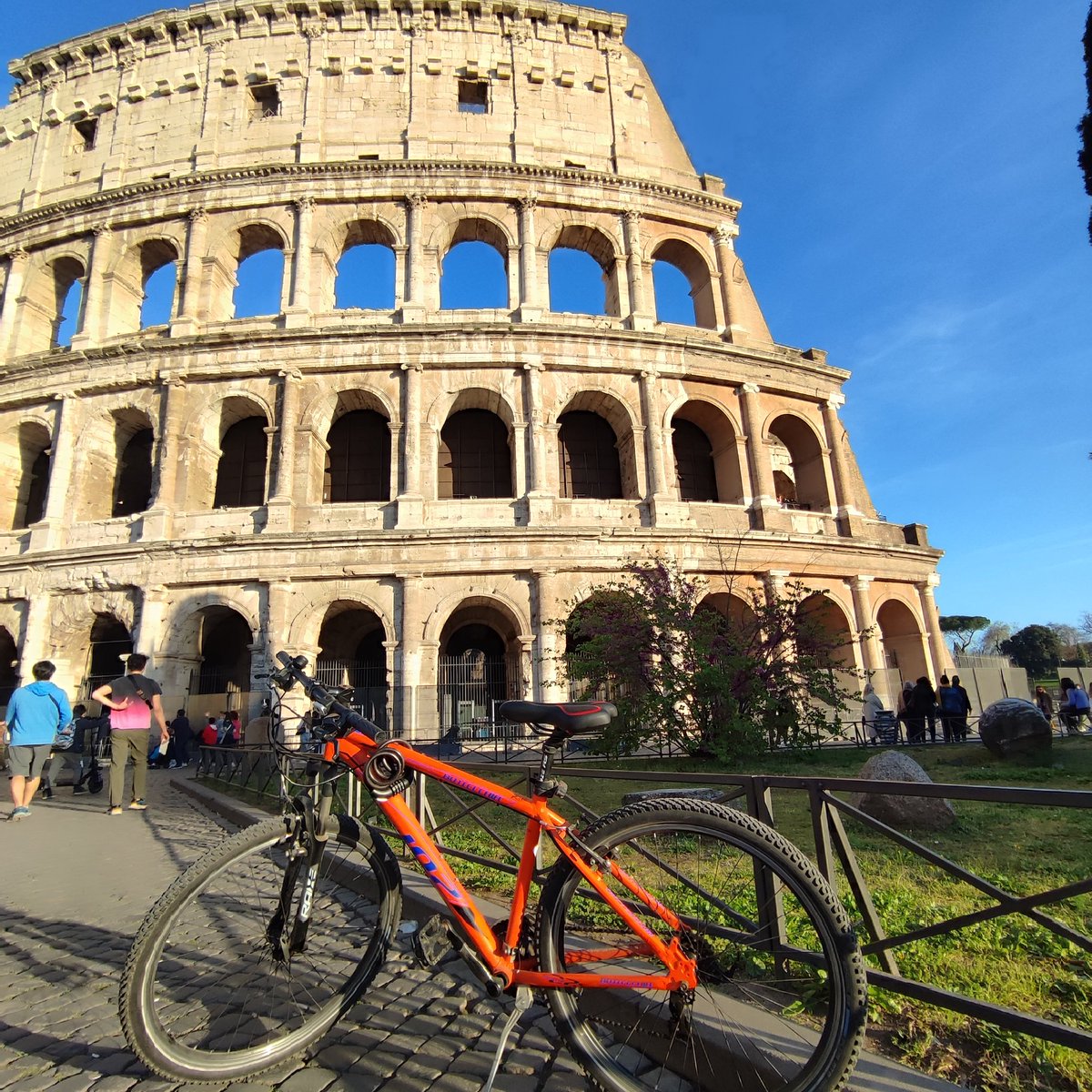 ManuSsn's tweet photo. 🚴♀️#BikeAfterWork 🚴♀️ #Roma #Colosseo☀️ https://t.co/5GiQL8Aurs